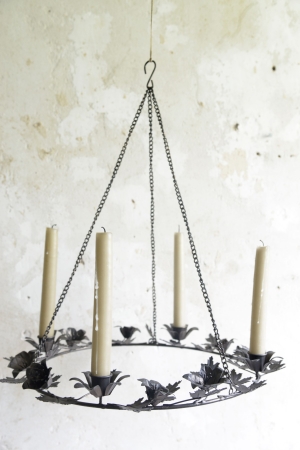Hänge Kerzenleuchter Kranz für 4 Kerzen Adventskranz mit Blüten Metall schwarz