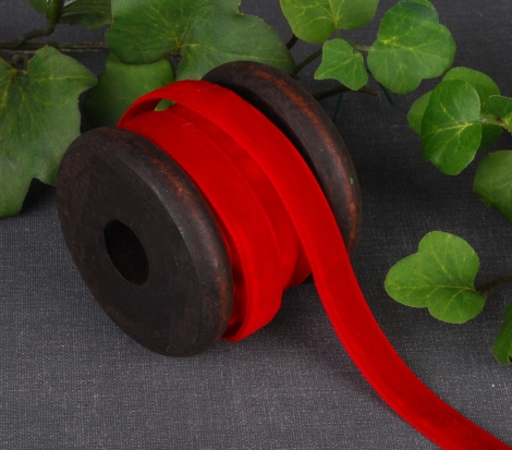 Samtband rot auf Vintage Holzspule 3 Meter Dekoborte Borte Geschenkband Zierborte