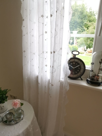 Vorhang Rosen mit Borgenkante Seitenschal weiß in 2 Längen