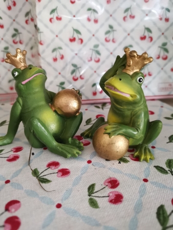 Froschkönig mit goldener Kugel Gartendeko Landhausstil 7cm