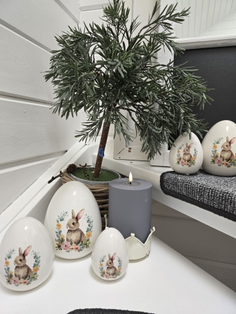 Osterei mit Hase und Rosen